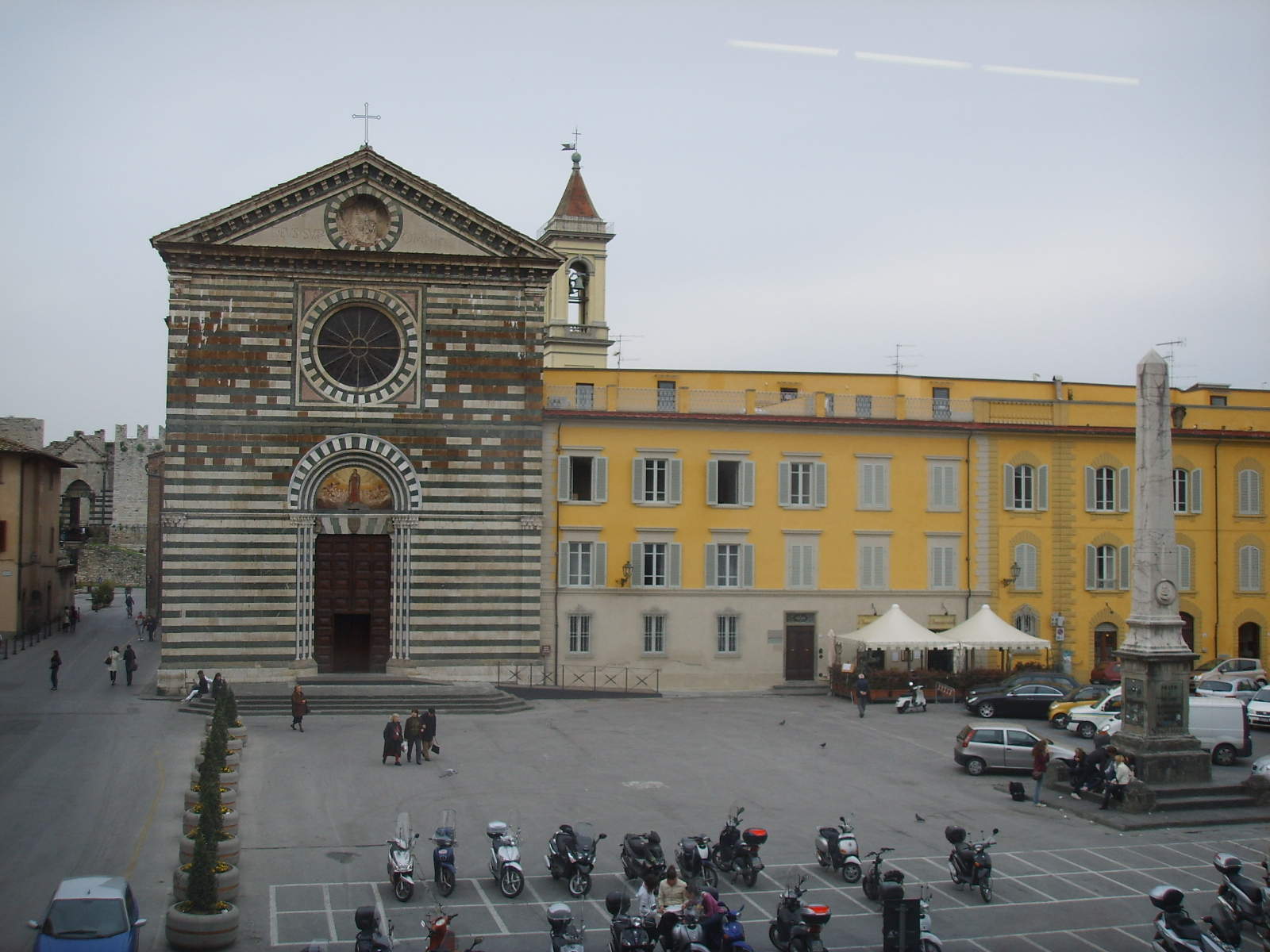 Prato,_piazza_san_francesco_01.jpeg