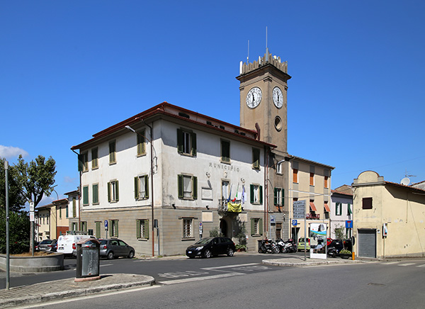 Collesalvetti,_municipio,_01.jpg